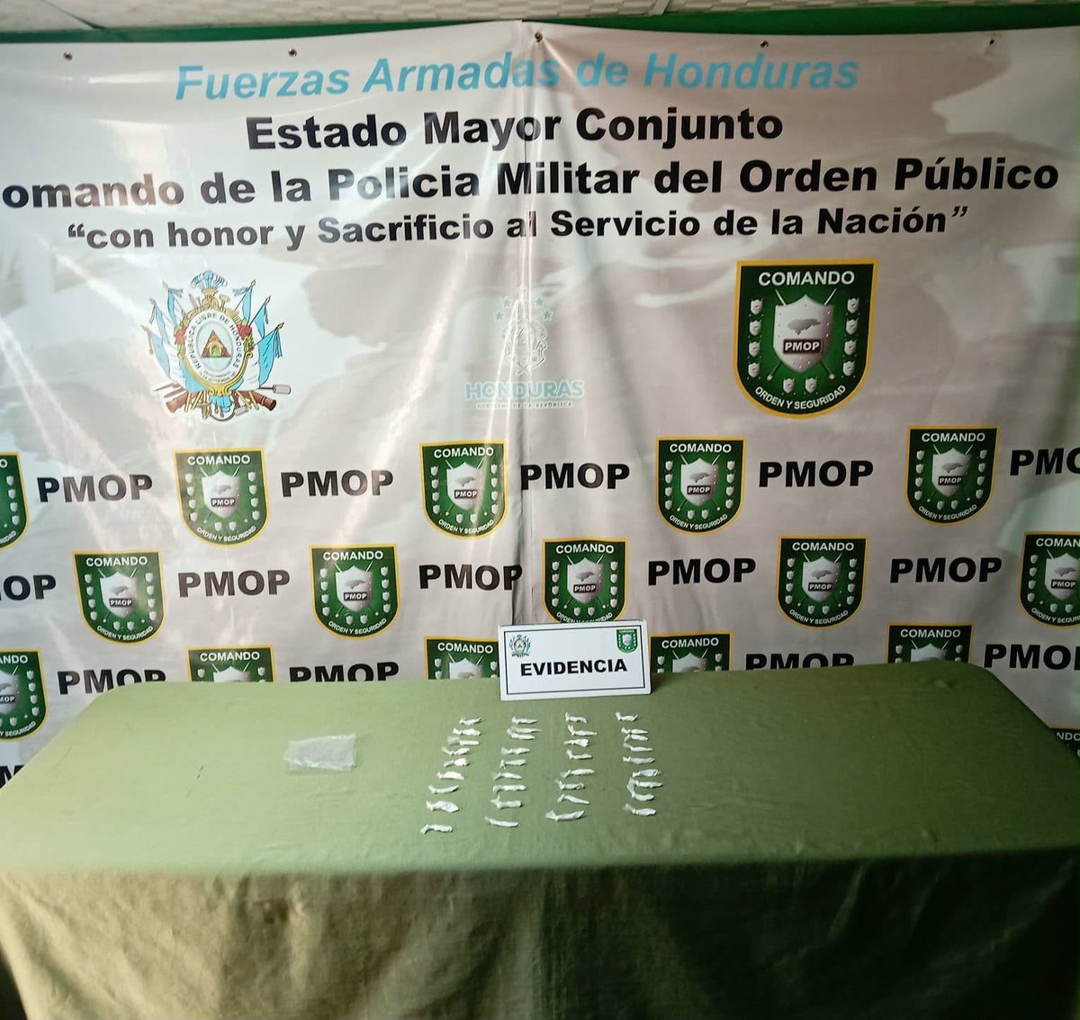 PMOPHN's tweet photo. #OperacionesPMOP | Detienen a menor de edad con 35 envoltorios de supuesta cocaína en Valle de Ángeles

Las Fuerzas Armadas de Honduras a través de la Policía Militar del Orden Público (#5BPMOP) en apoyo a la Agencia Nacional Contra el Crimen (#ANCC), detuvieron a un menor de edad, conocido con el alias “Chele”, supuesto integrante de estructura terrorista MS-13, en el barrio El Tablón, Valle de Ángeles, Francisco Morazán, por suponerlo responsable del delito de tráfico de drogas.

Durante la operación se decomisaron: 35 envoltorios de supuesta cocaína.

El menor será remitido a la Fiscalía de turno para el procedimiento legal correspondiente, conforme a la normativa aplicable.

Las #FFAAHN, a través de la #PMOPHN, mantienen su compromiso de combatir las actividades ilícitas y proteger al pueblo hondureño.

#SeguridadHN