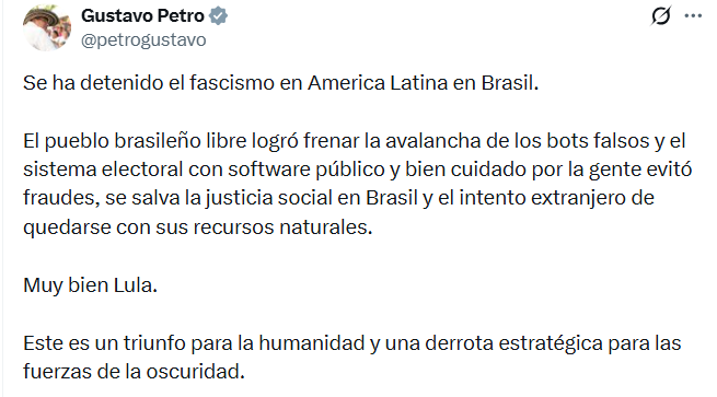 SputnikMundo's tweet photo. 🇧🇷🎉 Petro saluda la victoria de Lula: "El fascismo ha sido detenido en América Latina"

🗳 El expresidente colombiano Gustavo Petro atribuyó el resultado en Brasil a la movilización de los electores y a la seguridad del sistema electrónico de votación, el cual, según él, impidió fraudes y resistió la acción de cuentas falsas automatizadas.

🗣 "El fascismo ha sido detenido en América Latina, en Brasil. El pueblo brasileño libre logró frenar la avalancha de bots falsos, y el sistema electoral —con software público y bien cuidado por el pueblo— evitó fraudes; se salva la justicia social en Brasil y se frustra el intento extranjero de apoderarse de sus recursos naturales", escribió.

El Tribunal Superior Electoral brasileño informó que Luiz Inácio Lula da Silva, actual presidente de Brasil, se impuso en la actual jornada electoral.