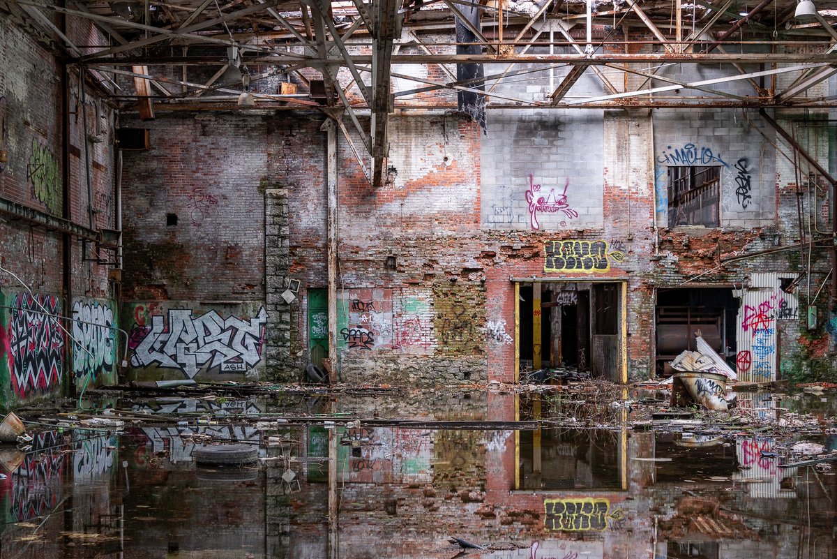 ExploresMr's tweet photo. Reflections galore inside the abandoned husk of a former airplane parts manufacturer in Buffalo, New York. https://t.co/tkiNUraWZ1