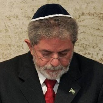 patobonato's tweet photo. Que loco saber que mientras las masas se pelean por izquierda o derecha...

En CADA elección el ganador es siempre el mismo.

Lo que las masas ven es solo una puesta en escena.

El poder está detrás de las cortinas, no en los actores. https://t.co/AdknZdZFSd