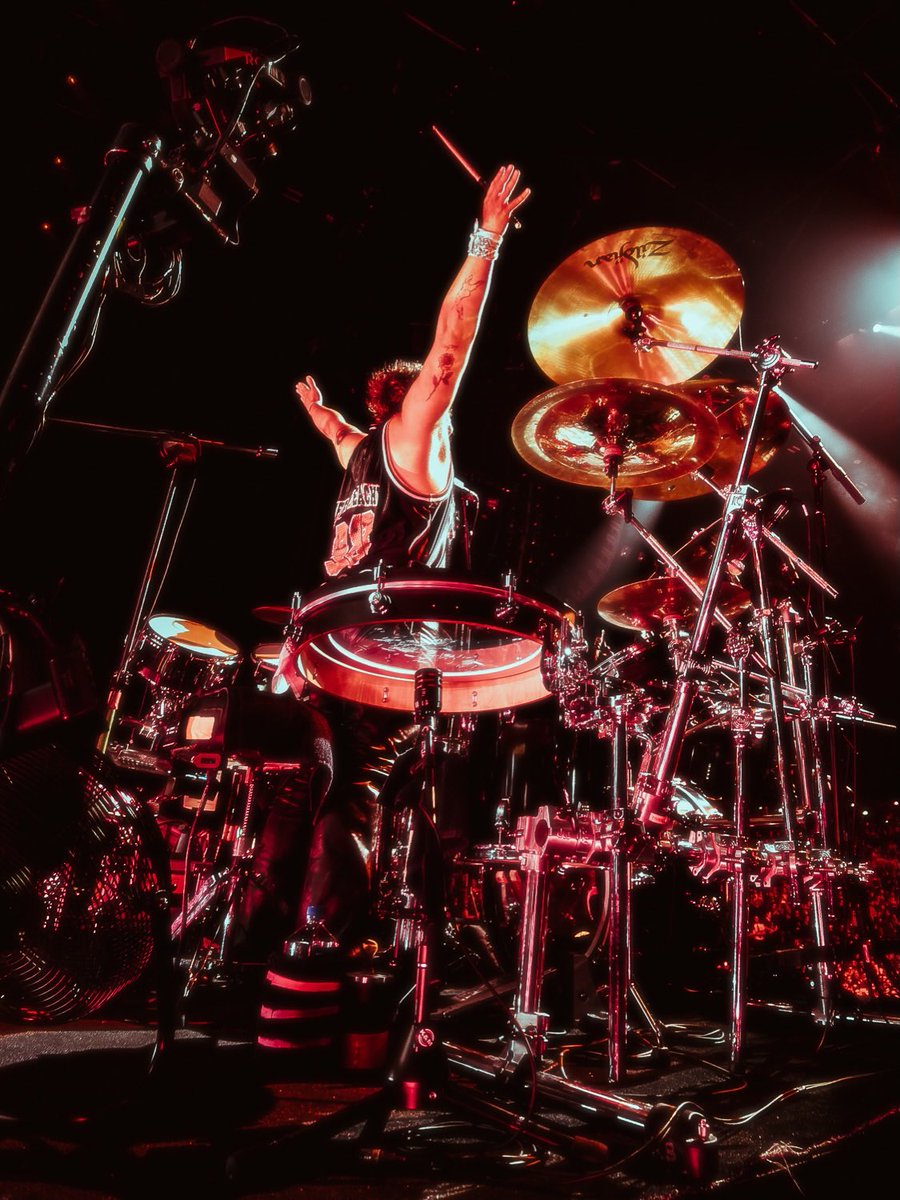 5SOSDigest's tweet photo. .@Ashton5SOS on IG! (1/7)

“Feeling like a god” 
“ARE YOU NOT ENTERTAINED!?” 
“Pit looking juicy.”
“Unc loves a pic with the tower” https://t.co/4RC1GPySCJ