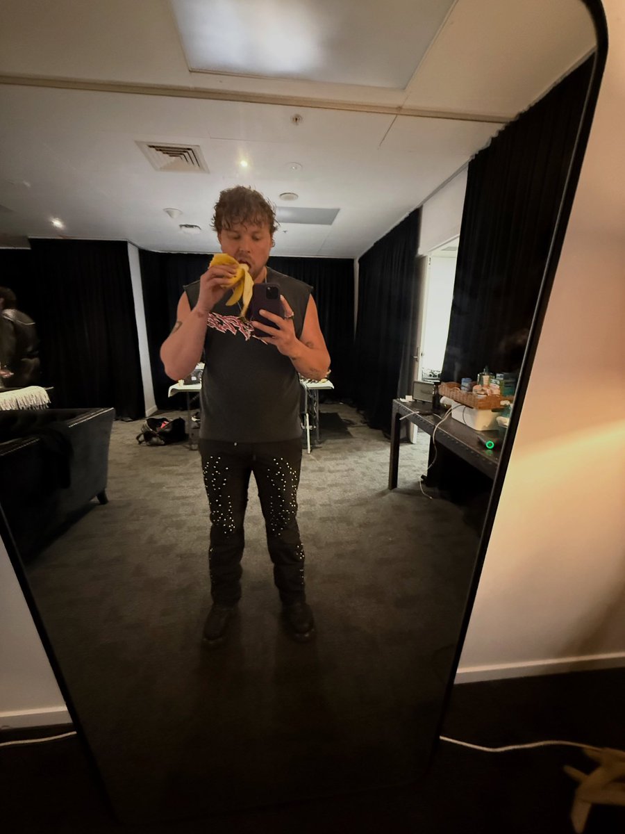 5SOSDigest's tweet photo. .@Ashton5SOS on IG! (2/7)

“100 year old burger truck”
“I run on bananas” https://t.co/KOegj1vkJV