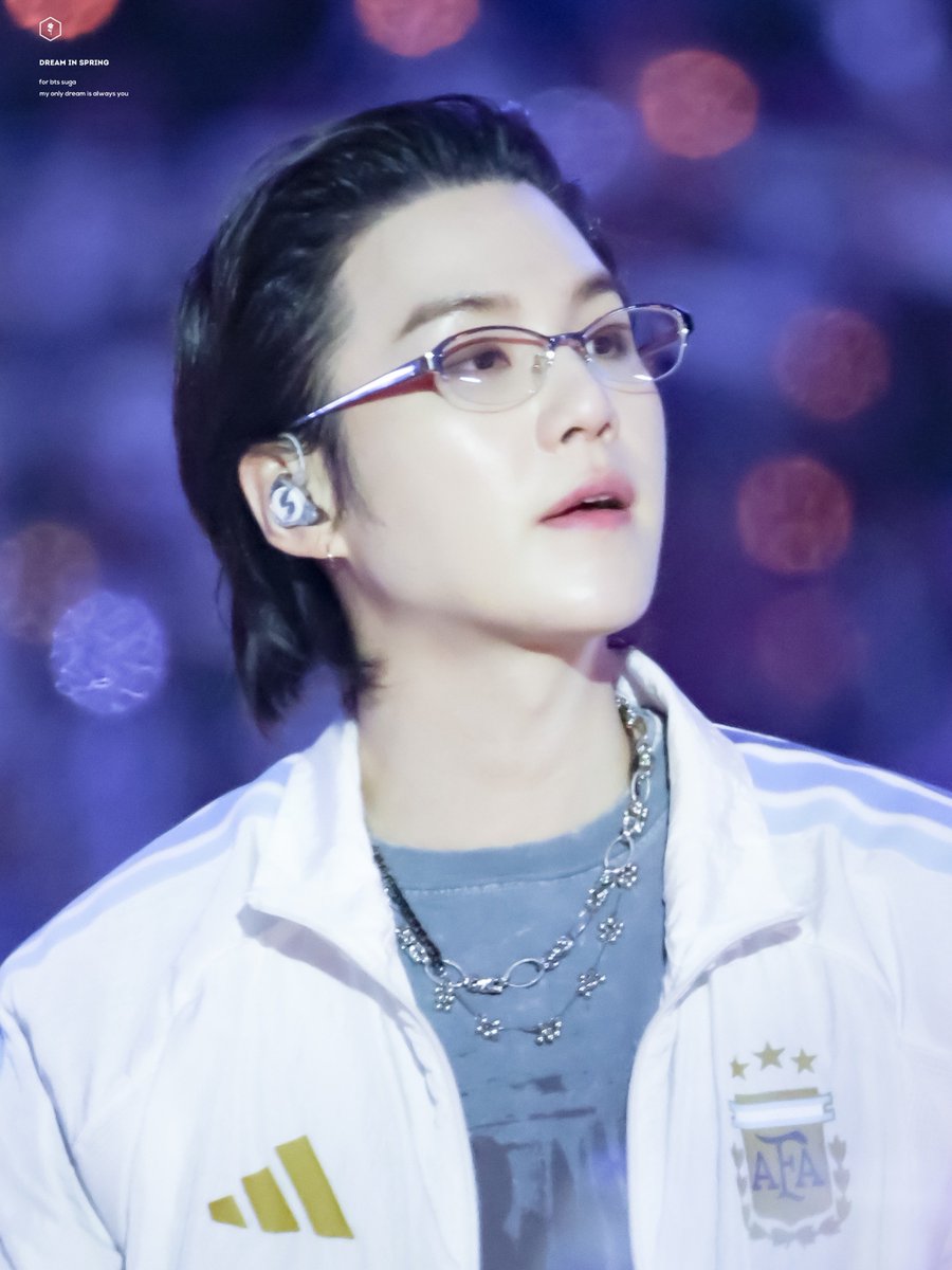 93DaeguTownSuga's tweet photo. this look lives rent-free in our minds..🤍
#SUGA https://t.co/bBEVghxH4X