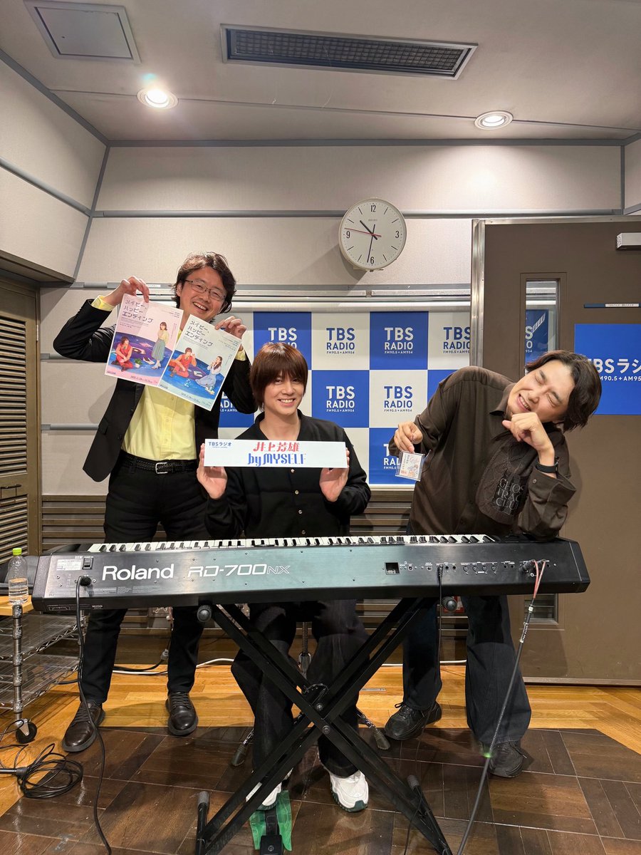 Kenji_Staff's tweet photo. 浦井です！
#井上芳雄 さんの「by MYSELF」に生出演させて頂きました！
いつも最高に楽しい時間！！
通し稽古をお互いした後の生放送ということで、かなりのハイテンション回となったみたいです！
グッズを持って、浦井疲れそのままの井上芳雄さん！
ありがとうございます！ https://t.co/VSdlZtVZIZ
