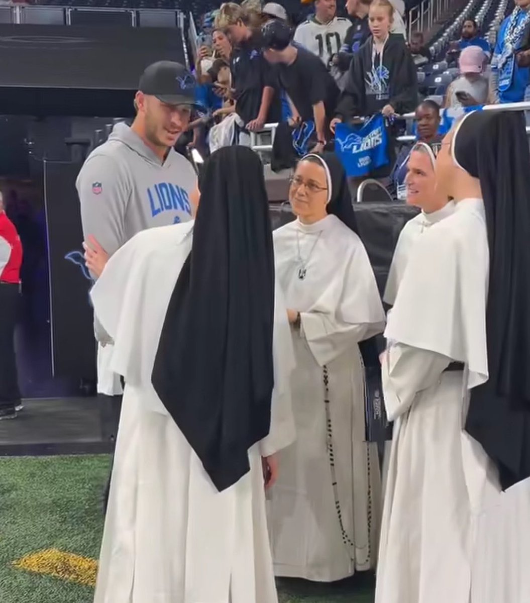 Sachinettiyil's tweet photo. Detroit Lions quarterback Jared Goff took time before Sunday's game against the Green Bay Packers to greet and catch up with Catholic nuns who taught him at Marin Catholic High School in California. https://t.co/MRGYNOcQhm