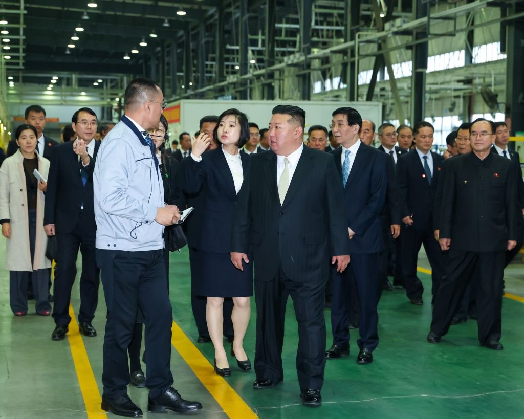 PDChina's tweet photo. China's top political advisor Wang Huning on Saturday accompanied Kim Jong Un, general secretary of the Workers' Party of Korea and president of the State Affairs of the Democratic People's Republic of Korea (DPRK), on a visit to Dandong in northeast China's Liaoning Province.  

Wang, a member of the Standing Committee of the Political Bureau of the Communist Party of China (CPC) Central Committee and chairman of the National Committee of the Chinese People's Political Consultative Conference, conveyed General Secretary of the CPC Central Committee and Chinese President Xi Jinping's cordial greetings and best wishes to Kim.    

Read full: https://t.co/WQ7e0BWDeH