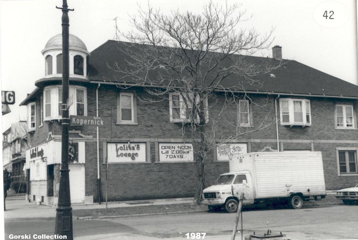 DetroitStreetVu's tweet photo. #Detroit, Junction &amp; Kopernick, 1987-2023. The Wojcik Bldg went up c. 1920 &amp; housed taverns on the lower floor for most of its existence. Lolita's Lounge was short lived, spending decades prior as Leprechaun Lounge, when the area was mostly Polish/Irish. Torn down in the 2000's. https://t.co/zlnfpX6Oyp