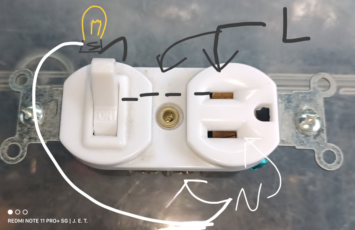 JoseETutorials's tweet photo. Cuando están bien fabricados el común del apagador y del contacto es la linia y así el neutro pasa directo. Si tienen uno con linia común y ponen uno con neutro común no va encender la luz. Recuerden la terminal más ancha es neutro y la otra es linia. Así debería ser: https://t.co/dM1PQLbxfS