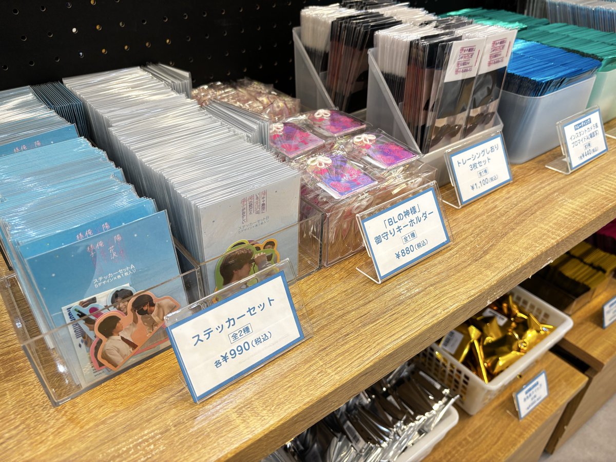 manga10_torico's tweet photo. 🏫ドラマ「陽キャ集団にいる芹沢は、 俺の前だと様子がおかしい」ポップアップストア📖🖊️ at #マンガ展天王寺【6日目】

OPEN☀️

本日"10/26(月)"より❕
𝗡𝗲𝘄✧˖°【第2弾グッズ】の販売が𝚂𝚃𝙰𝚁𝚃 🙌🏻💞

会場内には、ファン必見の貴重な展示の数々も…📖🎬✨👀
皆さまのご来場お待ちしております💁🏻❕

⚠️【ご入場に関するお知らせ】
10/27(火)までは、〈終日ご予約者様のみご入場可能〉となります。予めご了承ください。
詳細➡️ https://t.co/2VfY0pKQcu

#陽キャ集団 
#小泉光咲(#原因は自分にある。) #四坂亮翔
#木村魁希 #田中笑太郎(#DXTEEN) #葉山侑樹
