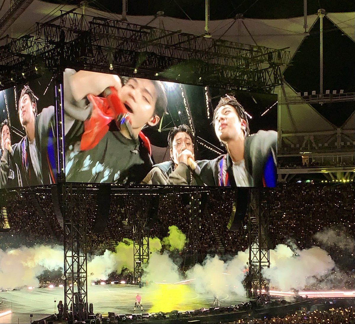 florr_tuan's tweet photo. @thjkmiaau la cantidad de fotos q saque cuando estaban estos 3 y ni una salió bien A DONDE MIRABA JIN https://t.co/rAodLUXtZK