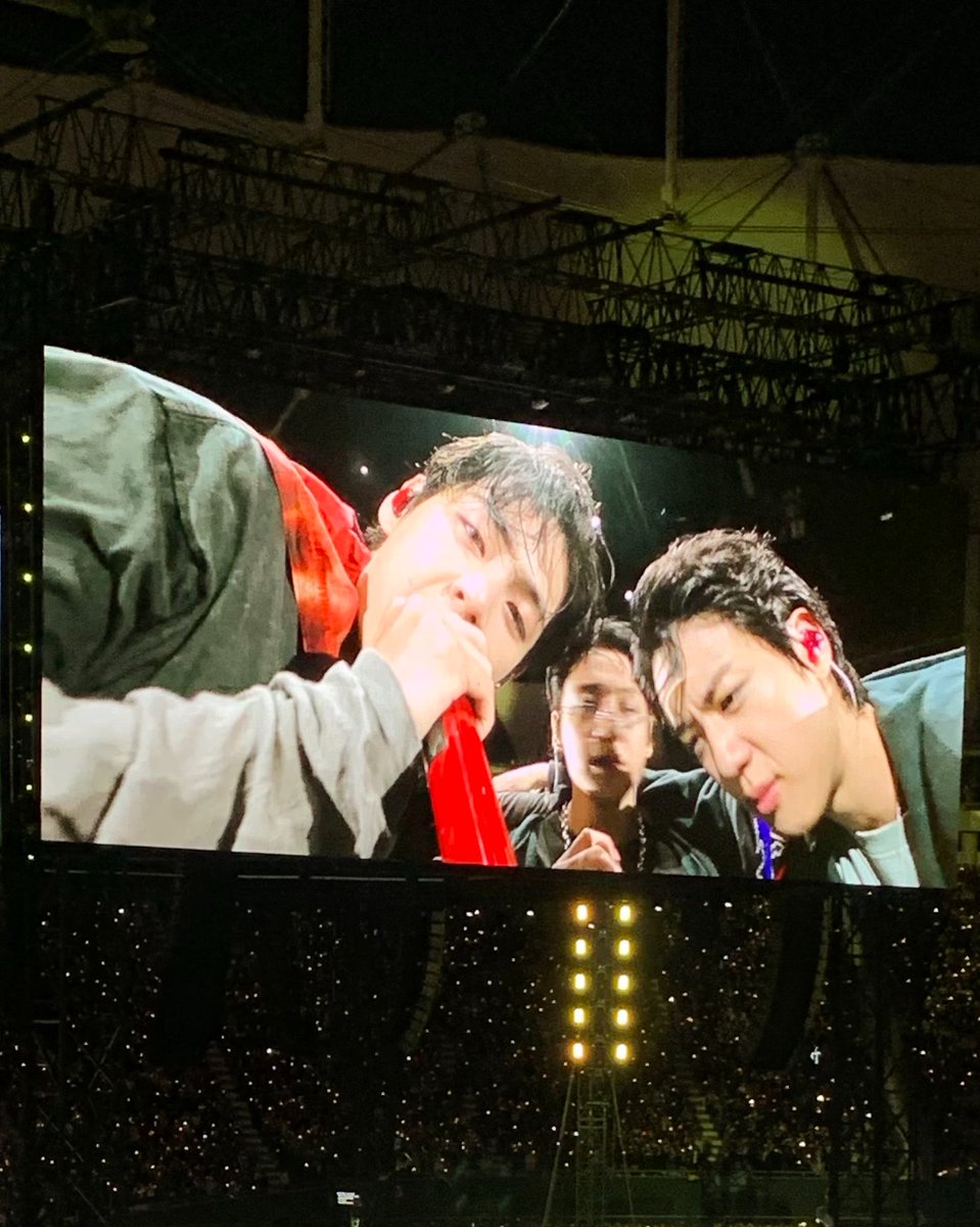 florr_tuan's tweet photo. @thjkmiaau la cantidad de fotos q saque cuando estaban estos 3 y ni una salió bien A DONDE MIRABA JIN https://t.co/rAodLUXtZK
