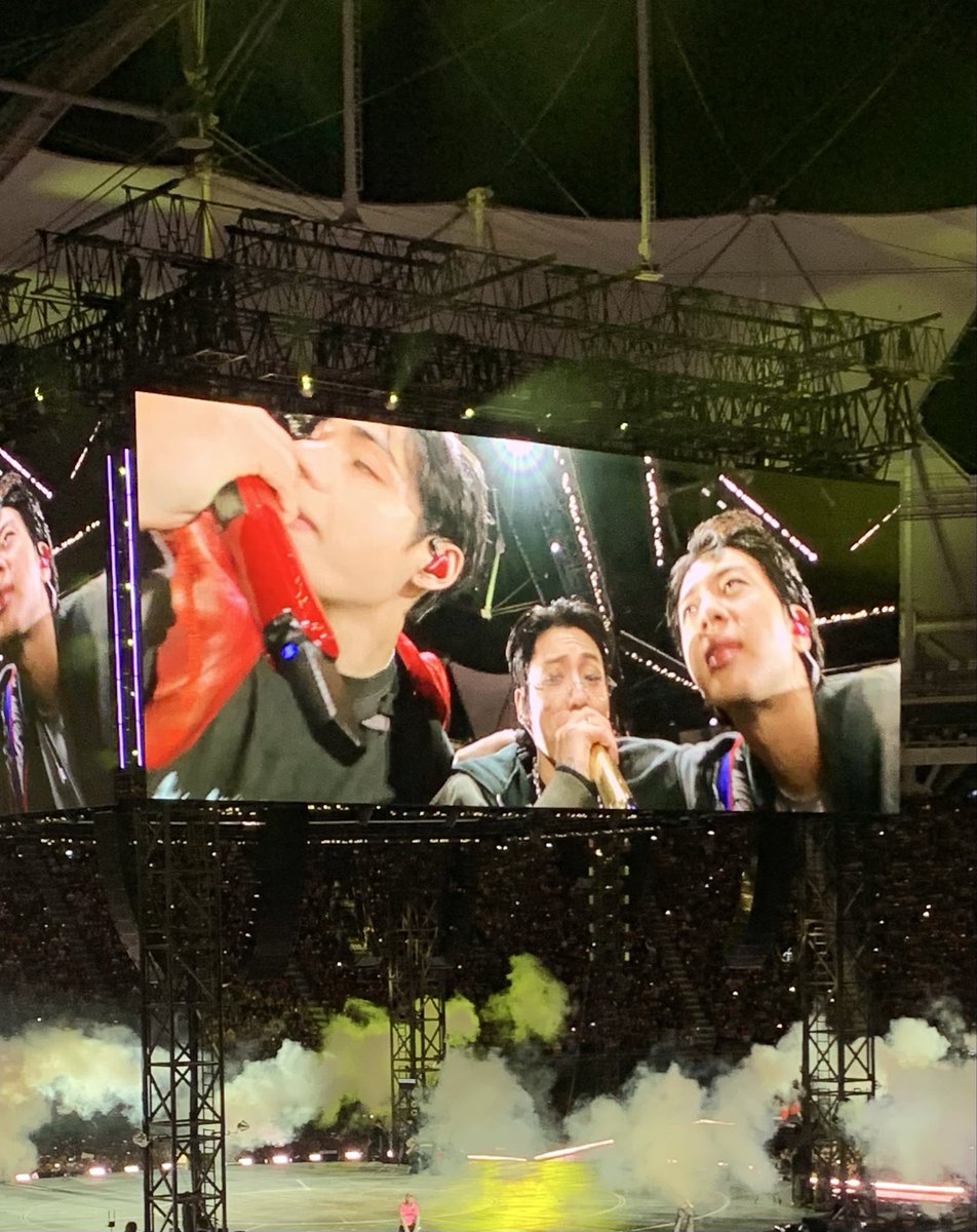 florr_tuan's tweet photo. @thjkmiaau la cantidad de fotos q saque cuando estaban estos 3 y ni una salió bien A DONDE MIRABA JIN https://t.co/rAodLUXtZK