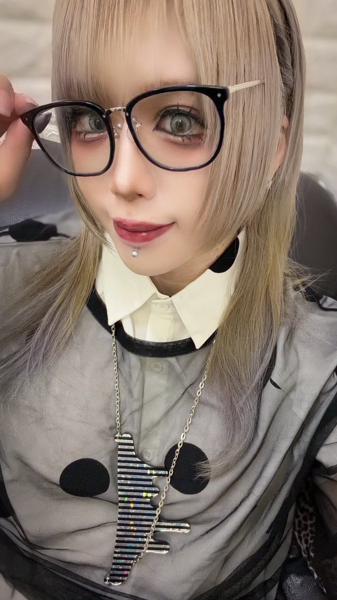 okayutter's tweet photo. 世界が歪んでいる
と思ったらメガネが歪んでた
赤羽ReNY alqhaまであと11日 https://t.co/dOoV5jCJqZ