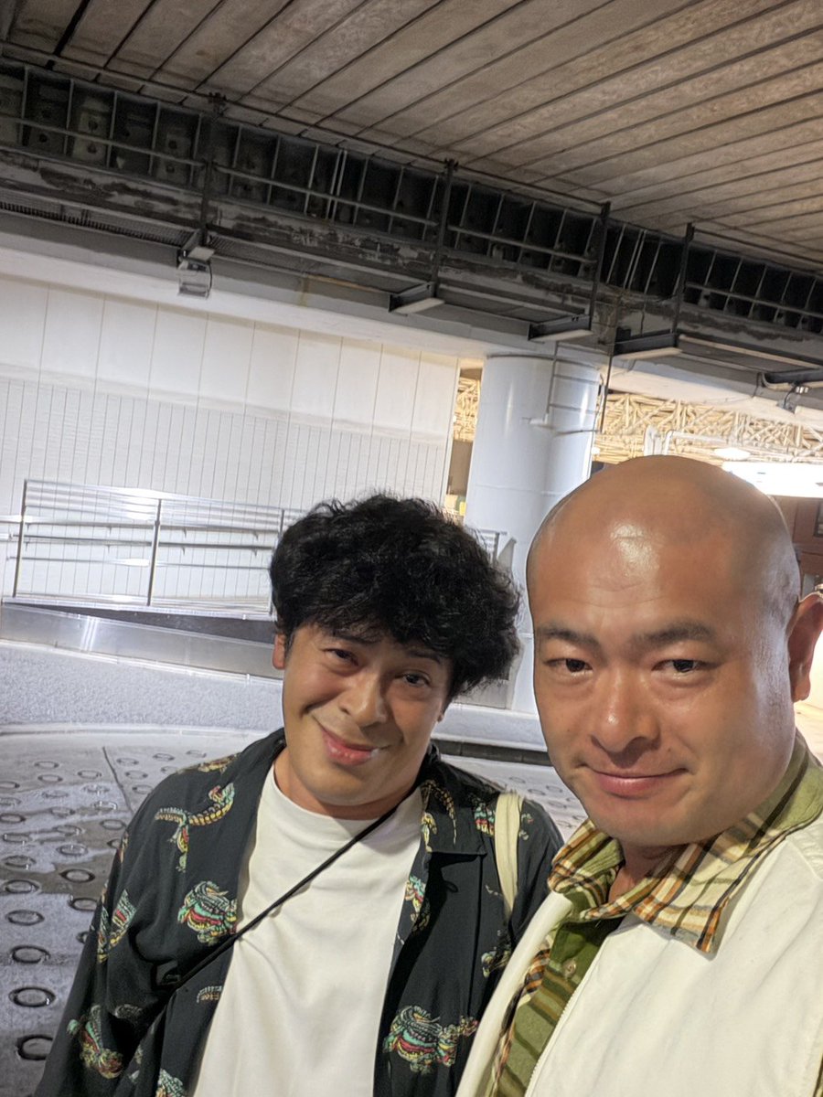 kinemachuu's tweet photo. ゆずコンサート最高でした！
2万人が盛り上がるとあんなに空気がうねるのね。すご！
俺らが上京したばっかの頃、ゆずが浅草花やしきでスーパーカップのCMを撮影した時エキストラで参加したの思い出したよ。『少年』をみんなで歌いました。
懐かしっ！
その後あばれるとご飯行って最高の1日でしたとさ。 https://t.co/z6zGqZv5wl