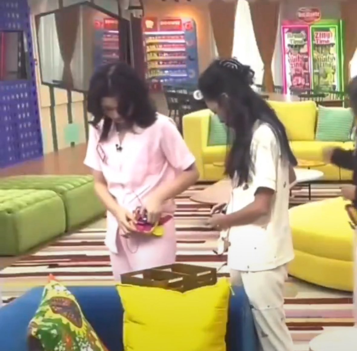 gehleegant's tweet photo. is gehlee’s wardrobe just full of pink clothes lol so cute 
#PBBCollab3point0 https://t.co/y0L8Pzbkxu