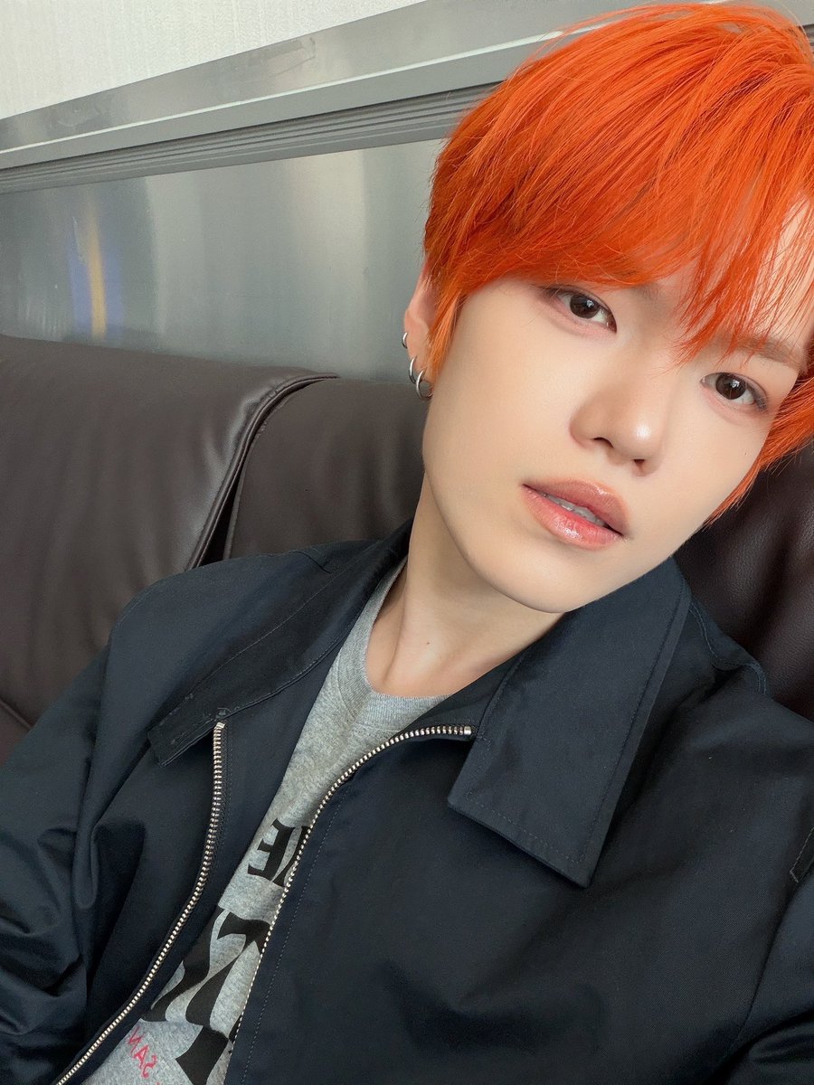 kpop_risotto's tweet photo. 勝手ながらメンバー紹介失礼します🙇‍♀️
こちらほベリベリのリードボーカルでありながら毎公演アンコールで専用ダンスブレイクタイムがあるオールラウンダーケヒョンです！ISFPのインドア猫さんで、日々メンバーの寵愛を受けています🐈先日はサイン会でメイド服を着て銃を構えていました神の27歳です！ https://t.co/g8i21qK30x