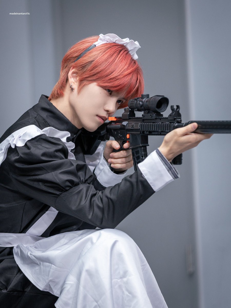 kpop_risotto's tweet photo. 勝手ながらメンバー紹介失礼します🙇‍♀️
こちらほベリベリのリードボーカルでありながら毎公演アンコールで専用ダンスブレイクタイムがあるオールラウンダーケヒョンです！ISFPのインドア猫さんで、日々メンバーの寵愛を受けています🐈先日はサイン会でメイド服を着て銃を構えていました神の27歳です！ https://t.co/g8i21qK30x
