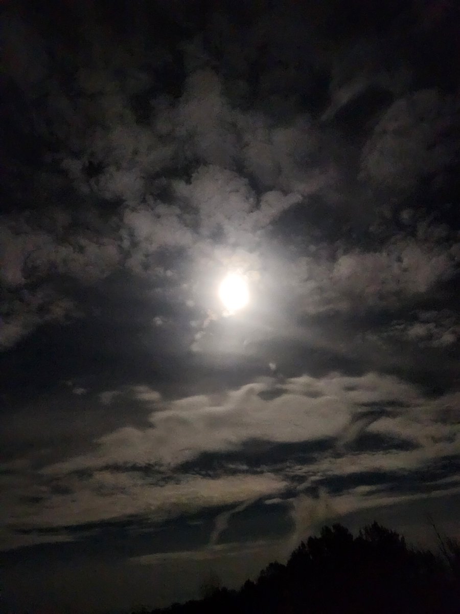 quigs86's tweet photo. The moon tonight is bright AF https://t.co/9tK1Qxx4VZ
