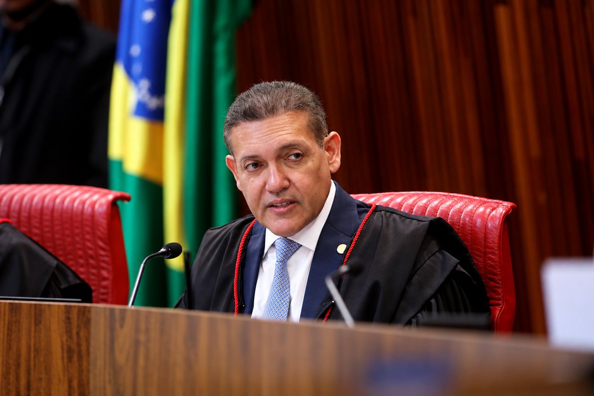 2026Enquetes's tweet photo. 🚨😱 URGENTE

O presidente do TSE, Nunes Marques, indicado por Jair Bolsonaro, afirmou que a extensão do horário de votação não interferiu no resultado da eleição. https://t.co/WOr5xSYmkI
