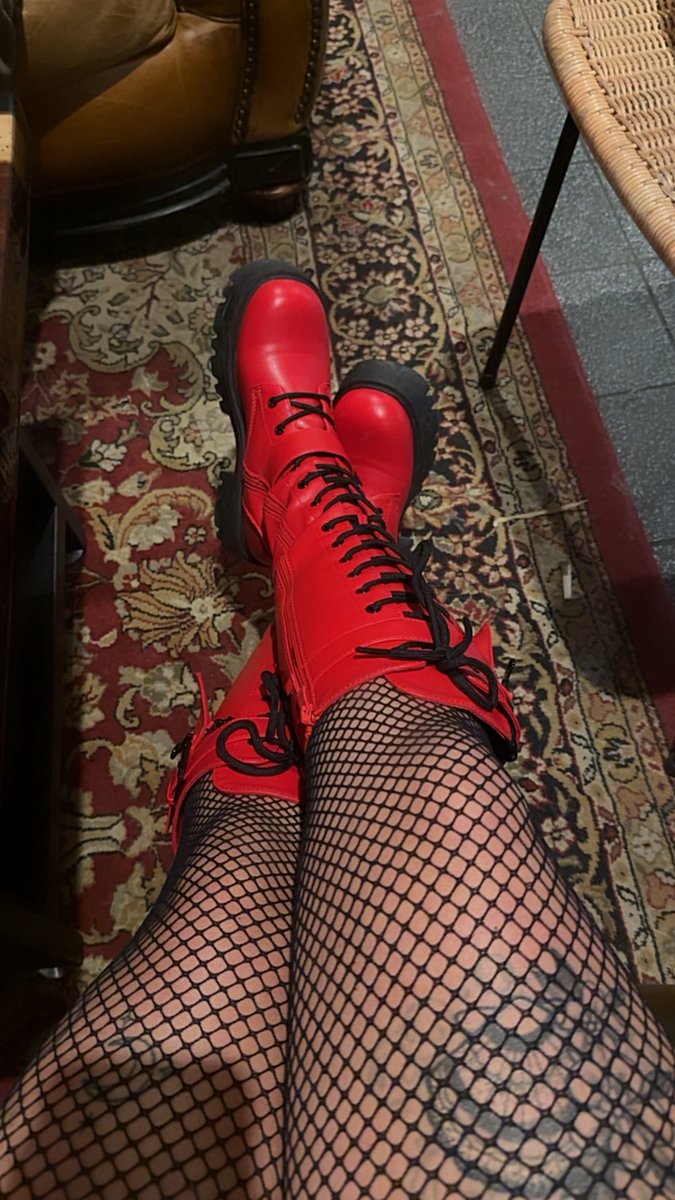 pixie_spoiled's tweet photo. I love my new boots. They need be cleaned after walking around all day! I did 12k steps in these in the Florida sun. https://t.co/xG4vVHJiX8