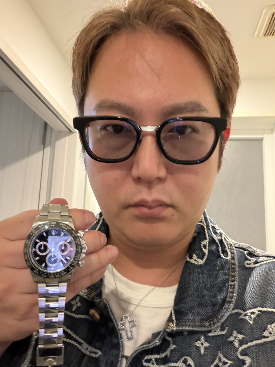 ayaseaoi0627's tweet photo. ロレックスエアプがだいぶ釣れたが、カメラではインカメでも外カメでも反転しないんだよな。

鏡の時は反転するけど、この画角じゃ撮影したカメラが写ってないのが有り得ないんだよな。

それにそもそもキッチンにそんなでかい鏡ないやろ https://t.co/q4R9M1gLrU