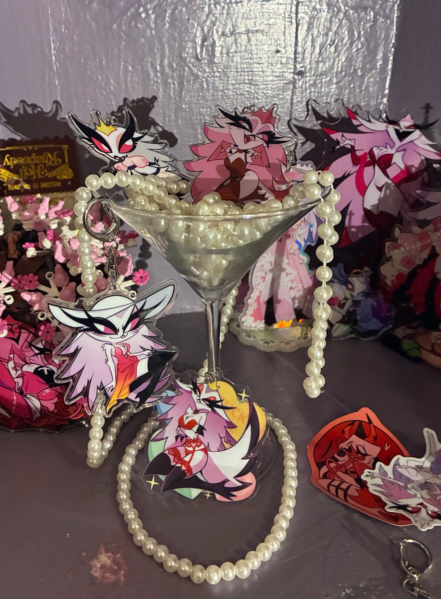 wispiicoatl's tweet photo. My restaurant job let me take home a martini glass bc it got cracked in the dishwasher and I found costume pearls in my closet,, bartender I will have one stellatini tonight, on the rocks https://t.co/wL2uJQM9uH