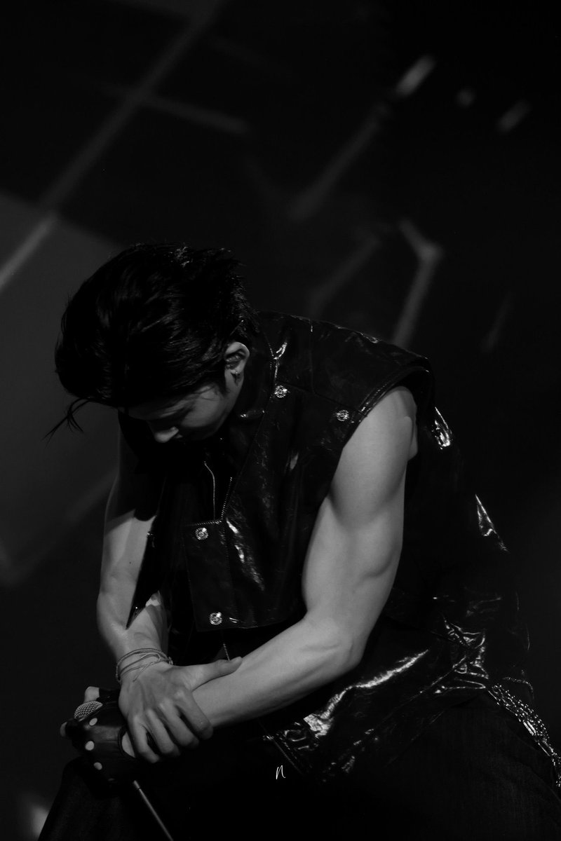 nrvtell's tweet photo. biceps biceps biceps.. https://t.co/yQonLbRrtl