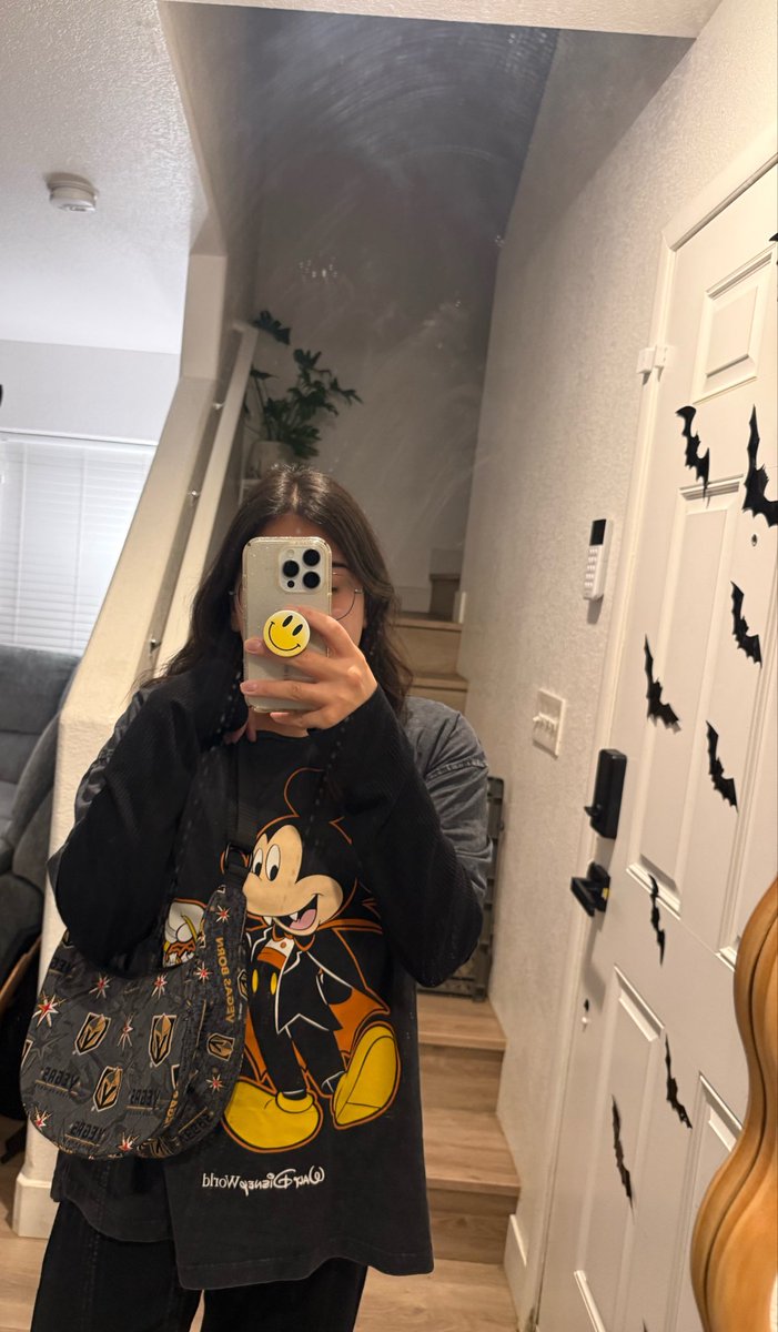goldenmarss's tweet photo. I was chatting with a friend a few months back &amp; telling her about how badly I wanted a VGK crescent bag but how I couldn't justify paying the prices I saw on Etsy. I had a Halloween party last night &amp; she surprised me with the exact kind of bag I wanted. She hand made it. 🥹😭 https://t.co/SiIYmQnYuY
