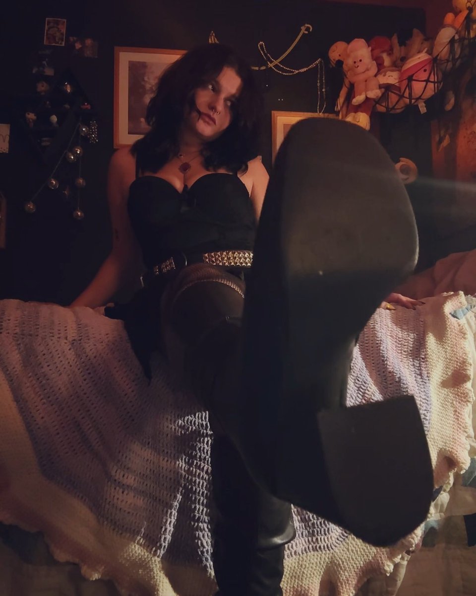 princesslottes's tweet photo. big boots run the world 🤤
#footfetish #findomme https://t.co/bd0rAcvVFo