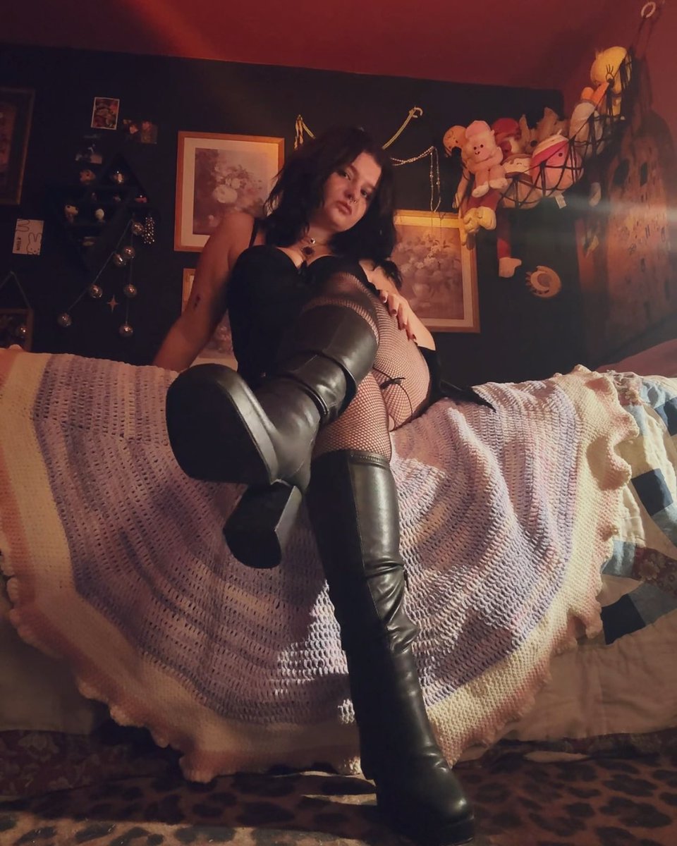 princesslottes's tweet photo. big boots run the world 🤤
#footfetish #findomme https://t.co/bd0rAcvVFo