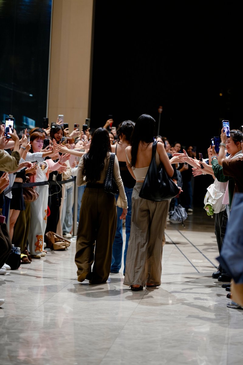 Moonsunlover02's tweet photo. 🖤👋

CL AT ICONSIAM EFW2026
#OandBHooksEFW26xCharlotte
#ชาล็อตออสติน #CharlotteAustin
@itscharlotty https://t.co/zTqSQveVn6