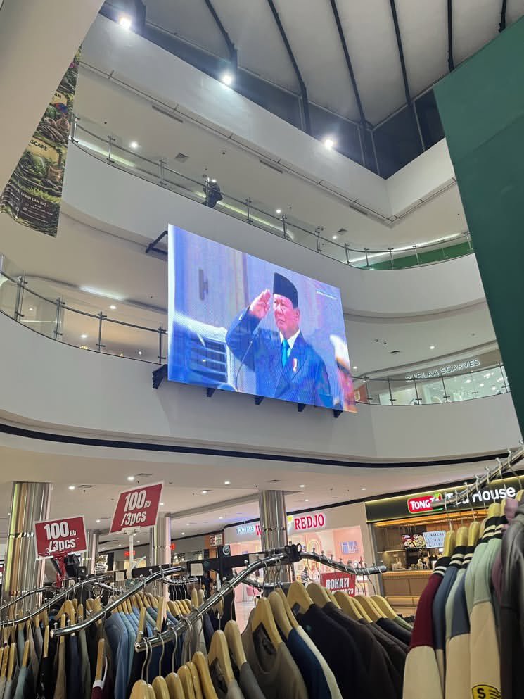 itszweedy's tweet photo. Mall pun sekarang jadi kek gini, nampilin “hasil kerja” presiden 2 tahun belakang, butuh validasi banget sampe ditayangin di mall pak 🙂 https://t.co/wPd62UbbJe