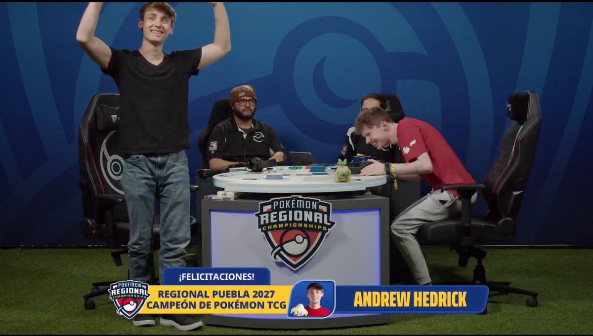 data_pokemontcg's tweet photo. 🇲🇽プエブラリージョナル マスター決勝

🇺🇸Andrew Hedrick 優勝(WLW)

使用デッキ：ドラパルト×クラッシュハンマー

自身6度目となるリージョナルチャンピオンに輝いた。
5月から一貫してこのデッキを使い続け、

・WCS優勝
・NAIC Top32
・リージョナル2回優勝

と、圧巻の成績を残している。 https://t.co/EWr8PfwLSz