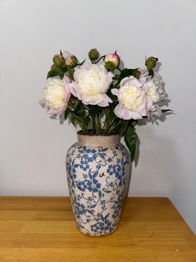 masahikogolf's tweet photo. 芍薬の花、劫難を乗り越えて咲く釉薬の器に添えて、今日も穏やかな瞬間を够えよう https://t.co/koWrN2x9fe