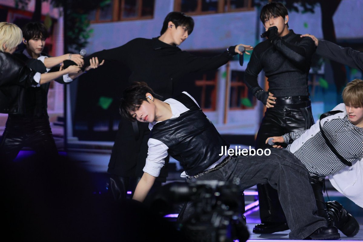 Jlelieboo's tweet photo. Was scrolling through my files and found this, so might as well share it here.

#AHOF #아홉
#JL #제이엘 https://t.co/BHjYR7SoZr
