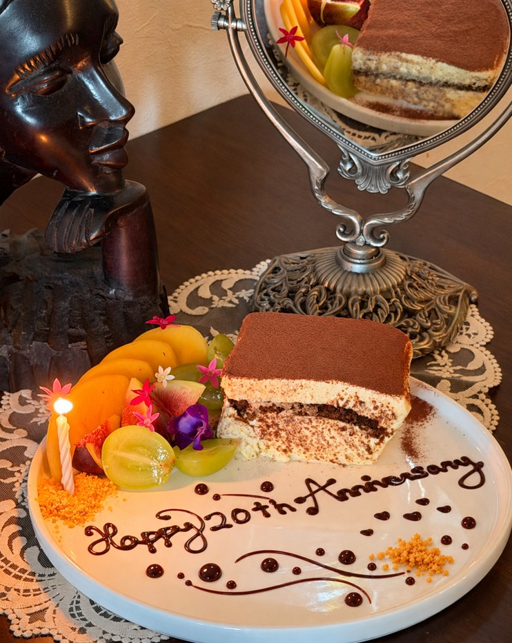 atelier7_jp's tweet photo. 記念日・お誕生日のプレートについてご意見をいただきたいです🍽️

お名前のリクエストがない場合、下が少し寂しくなってしまうので
3つのパターンを考えてみました
1枚目：チョコレートのプレーティング
2枚目：ラズベリーソース
3枚目：フランボワーズクランブル
4枚目：現在のプレート

どれが一番素敵に見えますか？
下の投票で教えてください🌿