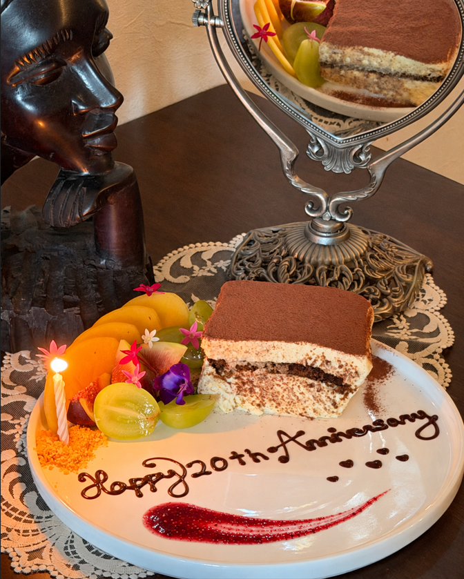atelier7_jp's tweet photo. 記念日・お誕生日のプレートについてご意見をいただきたいです🍽️

お名前のリクエストがない場合、下が少し寂しくなってしまうので
3つのパターンを考えてみました
1枚目：チョコレートのプレーティング
2枚目：ラズベリーソース
3枚目：フランボワーズクランブル
4枚目：現在のプレート

どれが一番素敵に見えますか？
下の投票で教えてください🌿