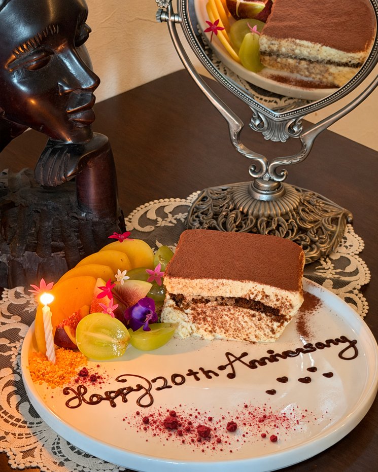 atelier7_jp's tweet photo. 記念日・お誕生日のプレートについてご意見をいただきたいです🍽️

お名前のリクエストがない場合、下が少し寂しくなってしまうので
3つのパターンを考えてみました
1枚目：チョコレートのプレーティング
2枚目：ラズベリーソース
3枚目：フランボワーズクランブル
4枚目：現在のプレート

どれが一番素敵に見えますか？
下の投票で教えてください🌿