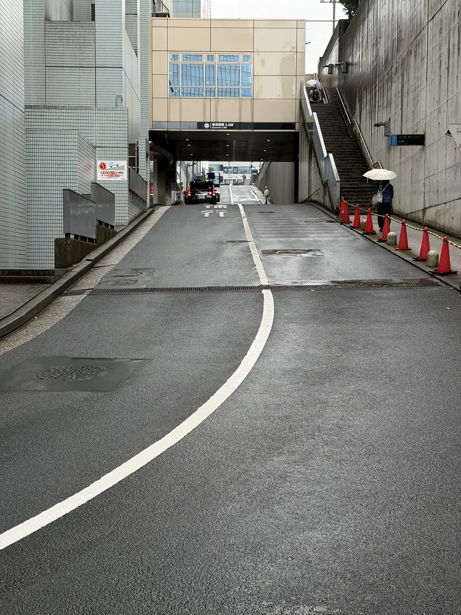 marucopy_second's tweet photo. 聖地巡礼
心臓破りの坂初めて見たけど写真では伝えにくい傾斜のエグさ https://t.co/9d4eAoncte