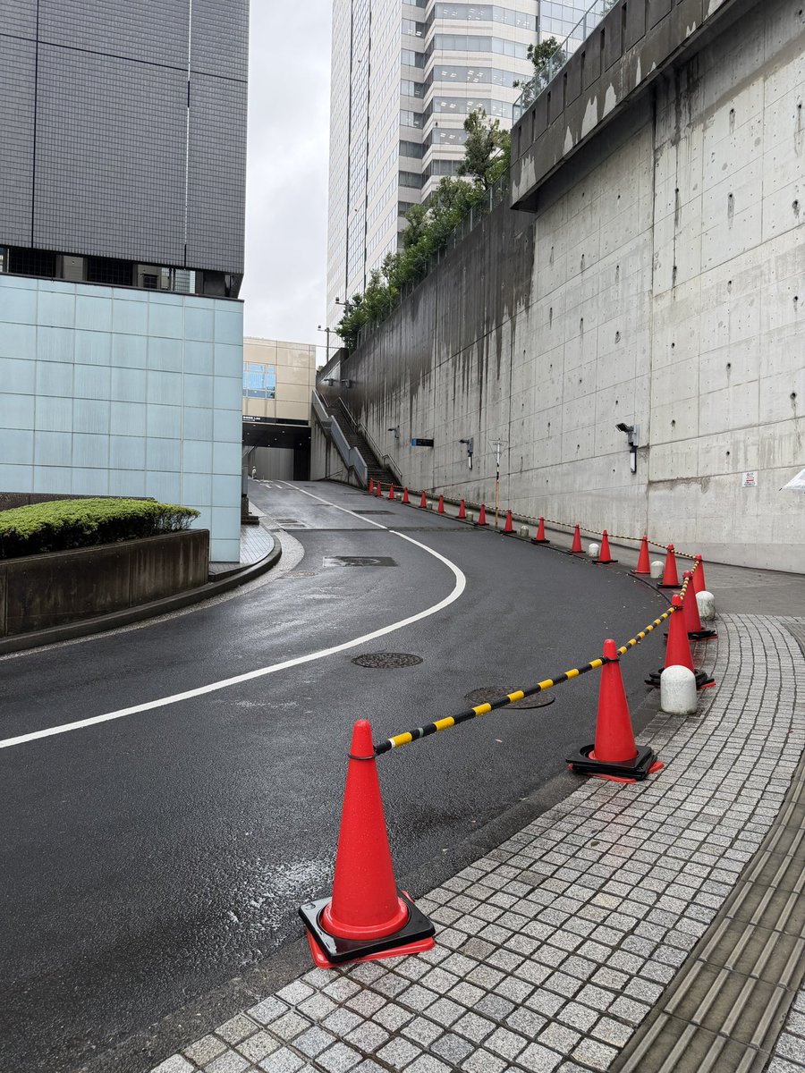 marucopy_second's tweet photo. 聖地巡礼
心臓破りの坂初めて見たけど写真では伝えにくい傾斜のエグさ https://t.co/9d4eAoncte