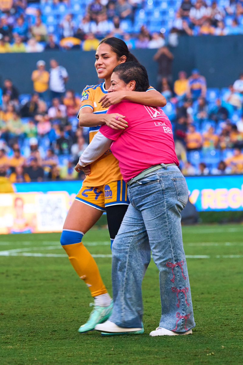 RafaDato2's tweet photo. El momento emotivo del Clásico Regio Femenil:
Tigres y Rayadas salieron acompañadas por sobrevivientes del cáncer de mama.

Maricarmen Reyes salió junto a su madre que venció a esa enfermedad https://t.co/72EYmLDENY