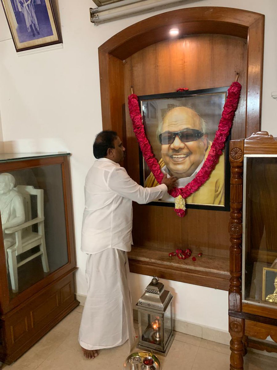 dmk_raja's tweet photo. எனது பிறந்தநாளை முன்னிட்டு, முத்தமிழறிஞர் டாக்டர் கலைஞர் அவர்களின் கோபாலபுரம் இல்லத்தில் அவரது திருவுருவப் படத்திற்கு மலர்தூவி மரியாதை செலுத்தினேன்.

தொடர்ந்து, பேரறிஞர் அண்ணா மற்றும் முத்தமிழறிஞர் டாக்டர் கலைஞர் அவர்களின் நினைவிடங்களுக்குச் சென்று மலர்தூவி மரியாதை செலுத்தி, அவர்களின் நினைவுகளைப் போற்றினேன்.