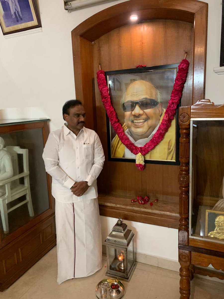 dmk_raja's tweet photo. எனது பிறந்தநாளை முன்னிட்டு, முத்தமிழறிஞர் டாக்டர் கலைஞர் அவர்களின் கோபாலபுரம் இல்லத்தில் அவரது திருவுருவப் படத்திற்கு மலர்தூவி மரியாதை செலுத்தினேன்.

தொடர்ந்து, பேரறிஞர் அண்ணா மற்றும் முத்தமிழறிஞர் டாக்டர் கலைஞர் அவர்களின் நினைவிடங்களுக்குச் சென்று மலர்தூவி மரியாதை செலுத்தி, அவர்களின் நினைவுகளைப் போற்றினேன்.