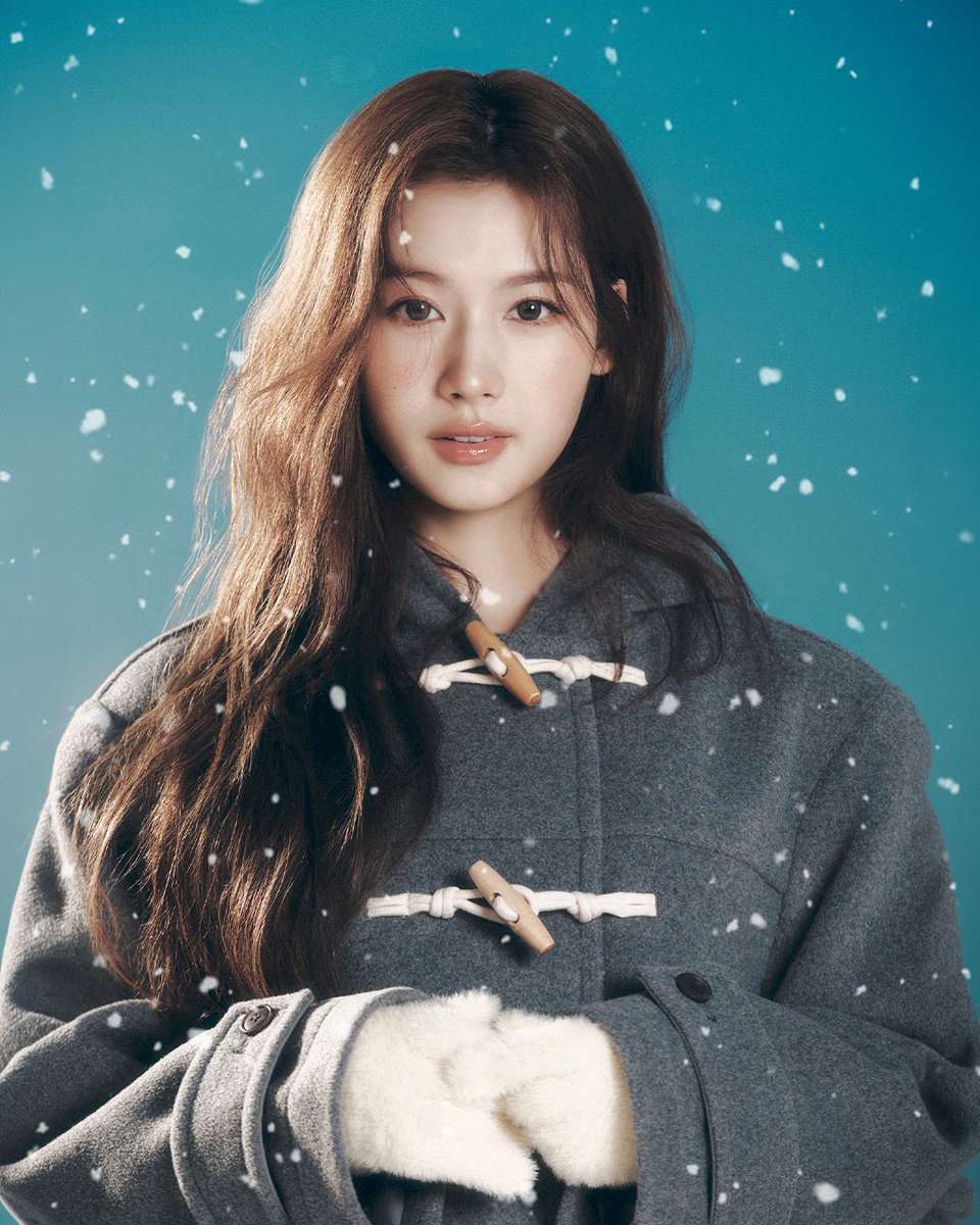 covernatmag's tweet photo. SANA in the WINTER SUN

숏한 기장감의 에딘 숏 더플코트와 페미닌한 핀턱 프릴 원피스를 매치해 클래식하고 감각적인 사나의 겨울 스타일링을 완성했습니다.

#사나 #SANA #커버낫 #커버낫우먼 #COVERNAT
#트와이스사나 #TWICESANA https://t.co/styo0UuKzw