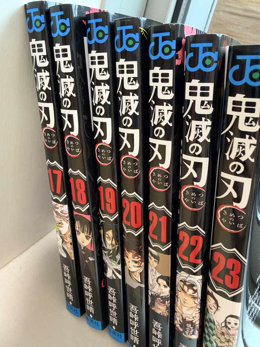 yukaric03886076's tweet photo. 今朝、登校前の娘が何度も何度も顔を洗いに行くので流石におかしいと思って「ちょっと顔見せてみな」と言ったら、手で覆って嫌がるの。
何？と思って無理やり手を剥がして覗き込んだら何と娘、泣いている。

たくさん泣いたのか目が腫れていたのでびっくりして「え、何かあった？」と聞いたんだけど「何でもない」と言って部屋に逃げようとする。

もしかして学校に行きたくないのかな？嫌なことがあったのかな？そういえば今日月曜日だしな...とめちゃくちゃ不安になってしまって

「自分の子供が登校前に泣いてるなんてお母さんは心配でたまらないよ」

と言ったらしばらく考え込んだ後に「正直に話すから怒らないでね」と言って教えてくれた。

昨晩「アニメの続きが見たい」と娘が言うので買ってあげた鬼滅の刃の単行本を登校前にこっそり部屋で読んでいたらしいwww

買う時に「明日の朝読むのはダメだよ！読み耽って絶対遅刻するから」って約束したのに😂😡

とりあえず理由がわかってホッとしたんだけど鬼滅の刃って泣けるんだね⁉️

感動系とは予想外だった...