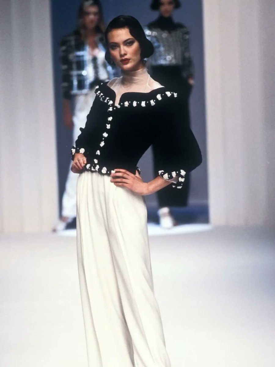 _ArchiveFashion's tweet photo. Shalom Harlow for Valentino, S/S 1995 RTW https://t.co/Fl5cPvj2n5