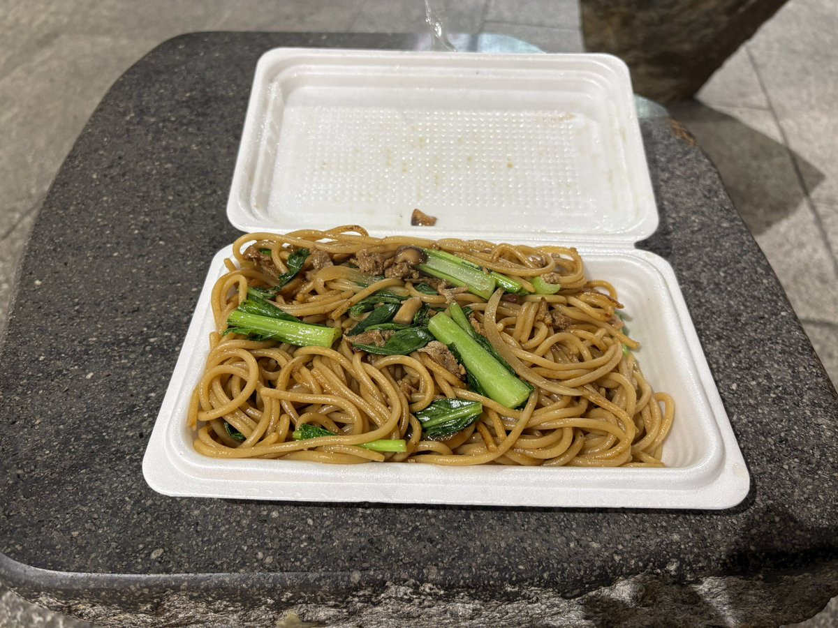kohagera's tweet photo. フォロワーさんのポストで見かけた銀座インズ3にあるスパゲッティ専門店ジャポネ
人手不足で現在テイクアウトのみとのこと。
有楽町地下広場にて遅めの朝食。ジャポネ並700円を頂きました。流石人気店、美味い！普通のお皿で食べたかった。来月から100円値上げだそうなので今日行けてラッキーです。 https://t.co/IIzDCgQWvo