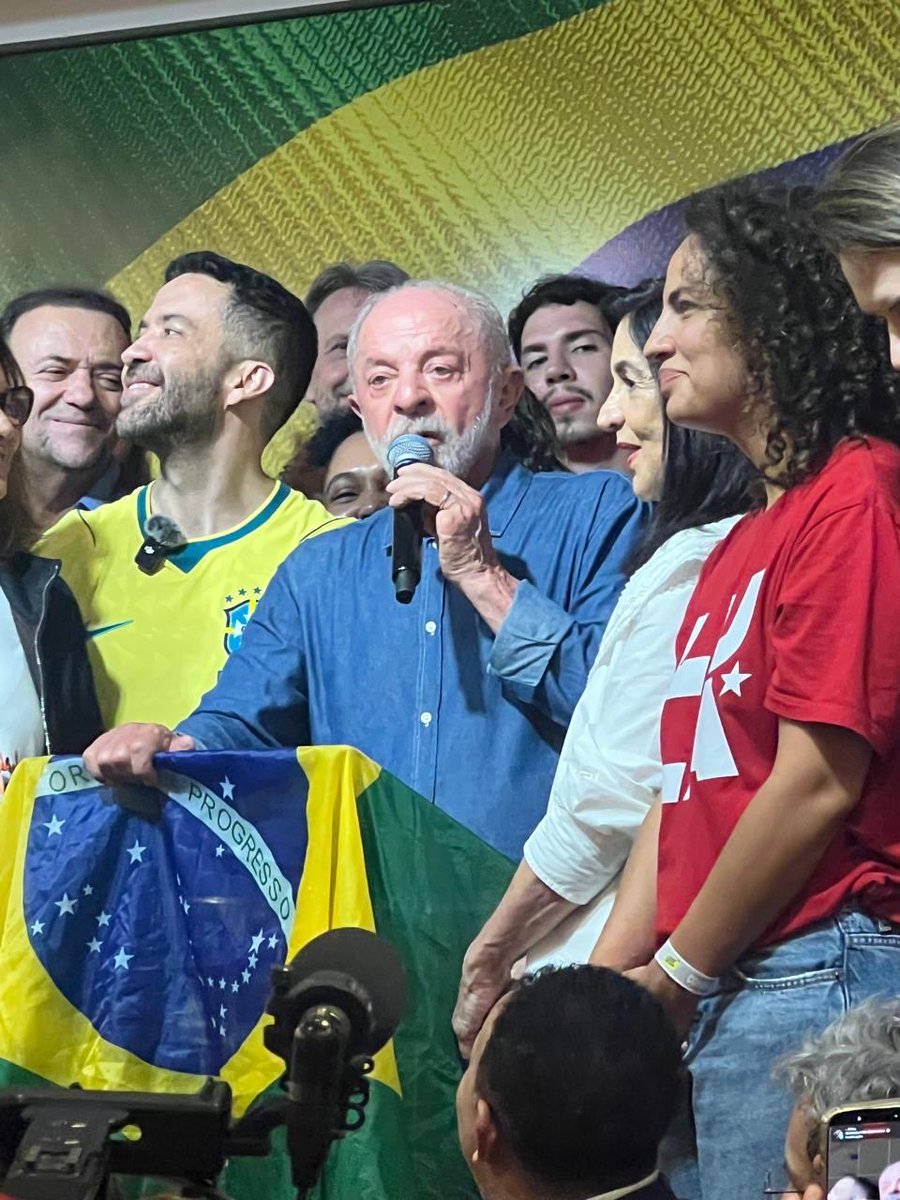 FrenteRenovador's tweet photo. 🇧🇷👏🇦🇷 Felicitaciones al @ptbrasil y a @LulaOficial por una elección histórica. 

Una vez más, el pueblo brasileño eligió un proyecto que pone en el centro el trabajo, la industria nacional, la soberanía y los derechos conquistados. Un proyecto que entiende que el futuro no se importa: se construye. Por eso la apuesta por la educación, por el potencial energético propio y por una inteligencia artificial brasileña, sin depender de Estados Unidos ni de China.

Esa es la discusión que viene para toda la región. La soberanía del siglo XXI también es tecnológica, y ningún país la va a conquistar solo. Argentina y Brasil tienen que volver a mirarse como socios estratégicos, con una agenda común de desarrollo, conocimiento y producción.