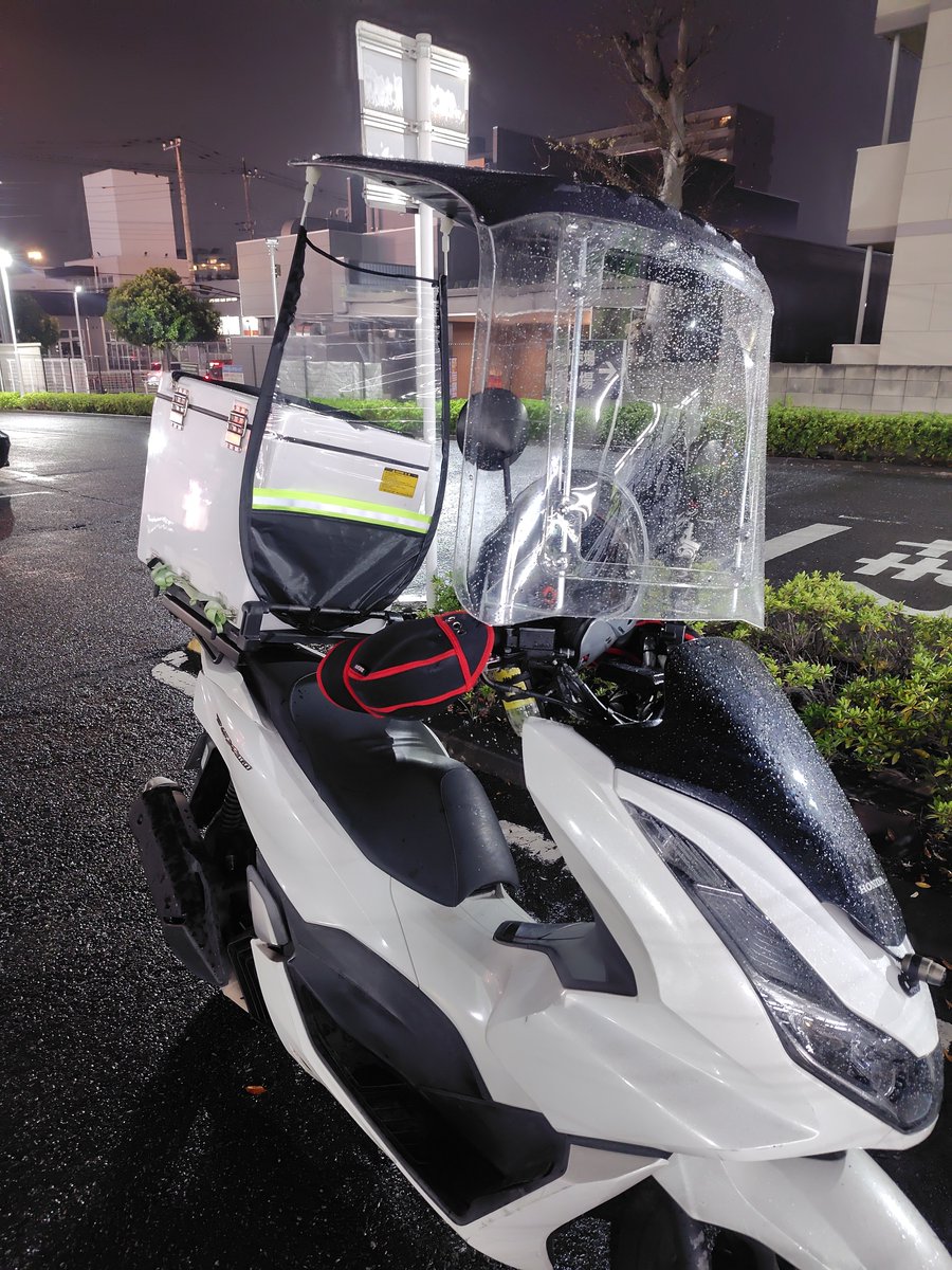 DaiMetalVer2's tweet photo. PCX160に屋根を取り付けた👍
ヒジョーに快適
ただしスピード出さなければね😁
#PCX
#簡易屋根
#アマゾンの屋根
#屋根付きバイク https://t.co/DWPeStzqGt