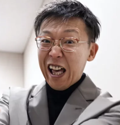 xelyuss's tweet photo. Bonjour je m'appelle Akio Iyoku et je suis un menteur compulsif, j'avais promis aux fans que le remaster de DBS va se rapprocher un maximum de la vision de monsieur Akira Toriyama sauf que j'ai oublié de préciser que j'ai été diagnostiqué mythomane, du coup bah voilà achète ta figurine Goku 4 Daima et ftgl mnt